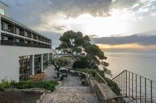 Parador de Aiguablava вновь открыл свои двери в 2020 году, придав более современный и авангардный вид студии…