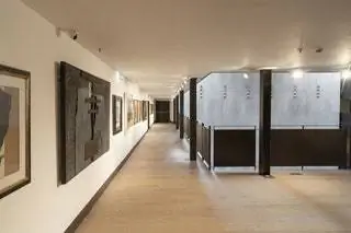 Hostal de San Marcos демонстрирует впечатляющий и разнообразный набор работ из старой коллекции, которая пытается отразить…