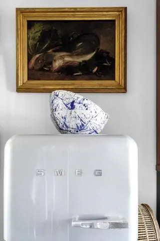 На кухне над холодильником Smeg натюрморт во фламандском стиле