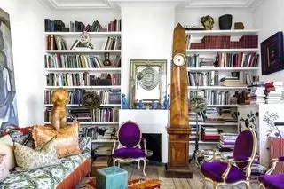 В гостиной французские кресла 18-го века и итальянские часы-обелиск из красного дерева 19-го века. У камина…