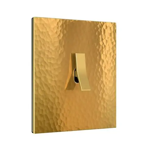 Предоставлено шрифтом Барселона. Покрытие Martel Golden Brass