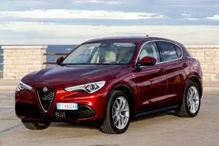 Alfa Romeo Stelvio обеспечивает маневренное и безопасное вождение благодаря подвеске Alfa Link и автоматической коробке передач…