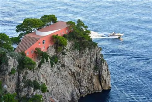 Casa Malaparte спрятан на вершине утеса на эксклюзивном острове Капри