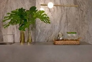 Над барной стойкой установлена элегантная раковина Supra Hide из новой коллекции Deca. Практичное пространство и…