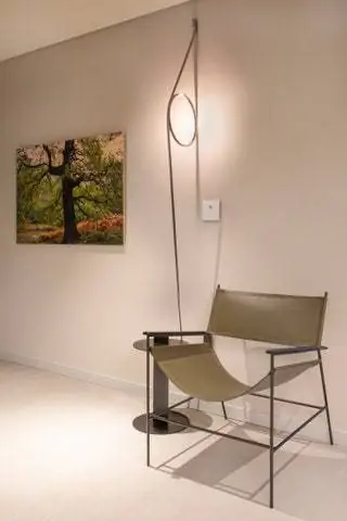 Студия освещения США подписывает все освещение пространства, состоящее из наложенных точечных светильников, подвесных светильников с…