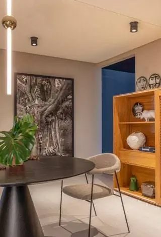 Шехтман использовал промышленные элементы, такие как электрические установки светильников, которые контрастируют с теми…