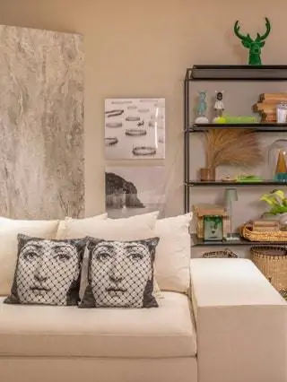 Для остальных стен в качестве дополнения были выбраны обои Degradê de Pormade в бежевых и коричневых тонах