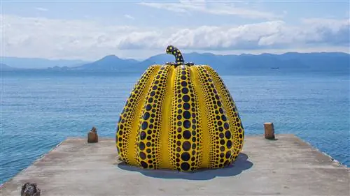 скульптура тыквы в горошек яёи кусама тыква