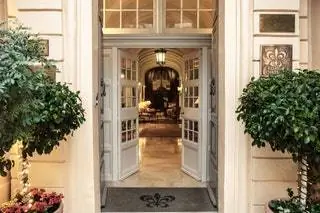 Его стены являются частью бастионов Мдины, одной из главных туристических достопримечательностей острова