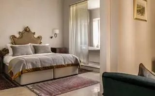 В отеле всего 17 номеров. Каждый из них украшен оригинальной мебелью 17 века, но…