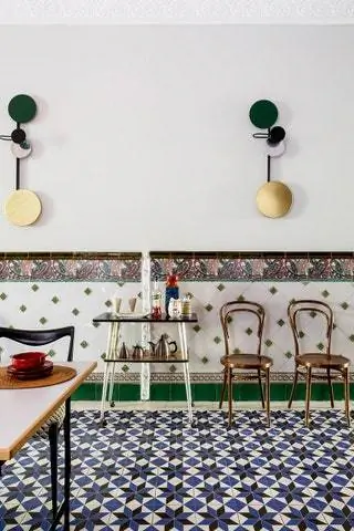 На кухне были добавлены датские nbspappliques под редакцией Please Wait to be Seated