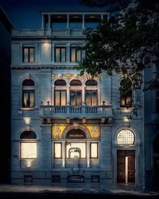 В Лиссабоне выставочный зал Casa do Passadiço занимает здание, построенное в 1900 году