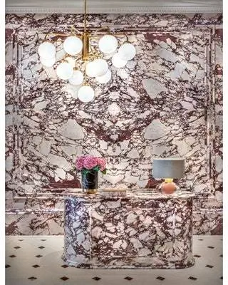 Мрамор Calacatta Viola - один из материалов, использованных в новом выставочном зале Casa do Passadiço в Лиссабоне