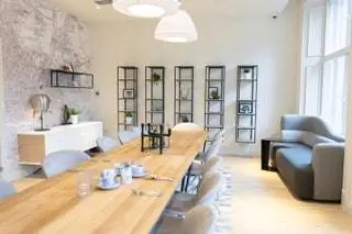 Mackintosh в офисе Willow в Глазго, Шотландия, демонстрирует минималистский вид в теплых тонах…