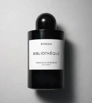 Он называется Bibliotèque, и это спрей для помещений BYREDO, который продается исключительно в…