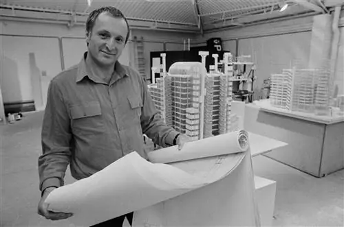 Ричард Роджерс в 1977 году с моделью Центра Помпиду позади него