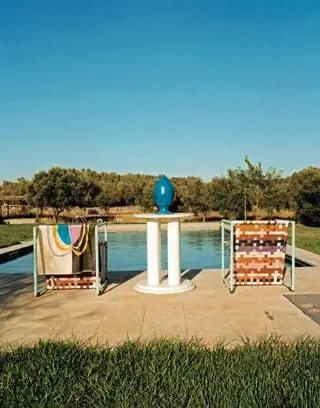 цветные плетеные стулья у бассейна