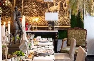 Мигель Аркас, дизайнер интерьеров и продавец антиквариата, стремится к традиционному кануну Нового года в своем стиле. Это точно…