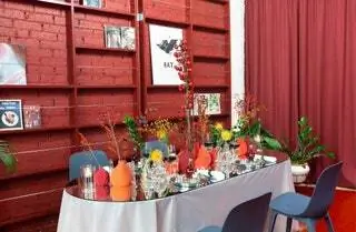 Вы когда-нибудь представляли стол в канун Рождества, вдохновленный лабораторными принадлежностями… который в то же время оказался…