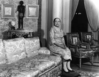 13 сентября 1962 года. Хелена Рубинштейн позирует в гостиной своей квартиры, расположенной на набережной Бтуна в Париже