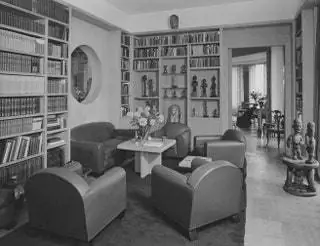1938 год. Библиотека Елены Рубинштейн на чердаке в Париже. Комната украшена африканскими фигурками и…