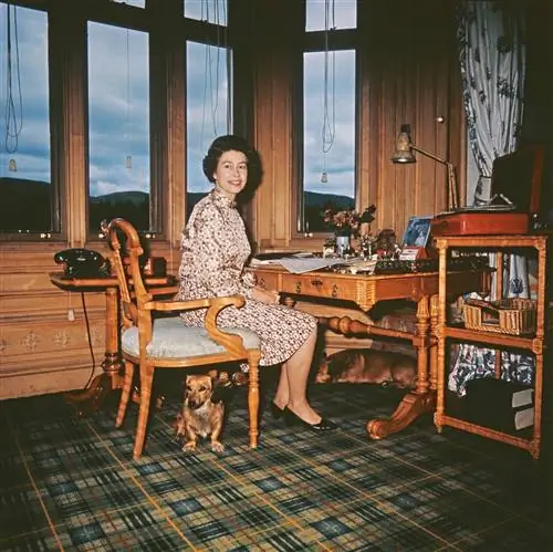 Королева Елизавета II в замке Балморал, 1977 год