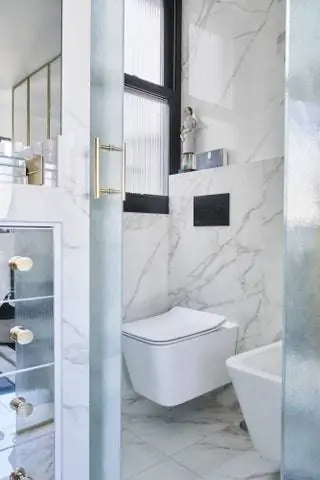 Основная ванная комната облицована спеченным камнем Neolith Calacatta