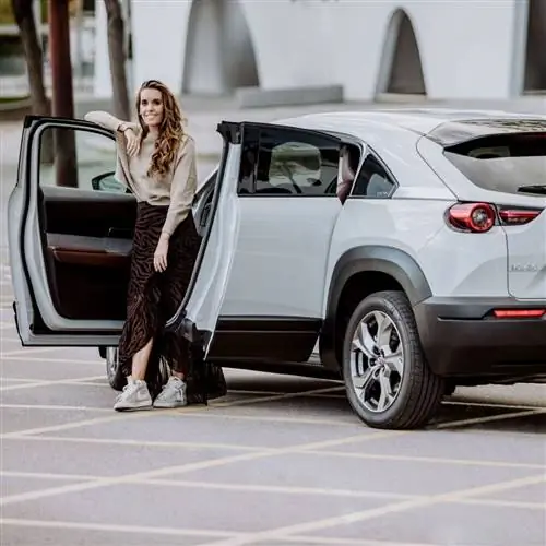 Она Карбонелл со своей новой Mazda MX30 Она Карбонелл со своей новой Mazda MX30