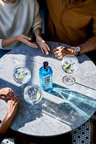Основанный на рецепте 1761 года, джин BOMBAY SAPPHIRE создается путем сбалансированного сочетания уникальной комбинации 10 ингредиентов…