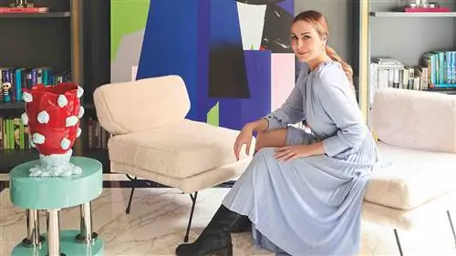 В гостиной книжный шкаф, изготовленный на заказ студией Fabián Ñíguez Studio, вазы Murano от Judith San Quintín и…