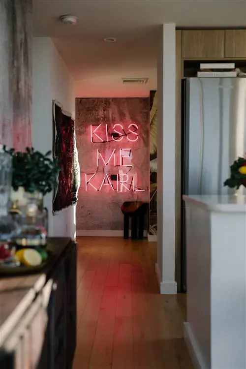 На изображении может находиться пол дерево паркетная доска коридор фанера дизайн интерьера и в помещении