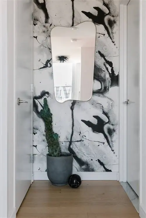 Зеркало и обои от CB2. «Мне нравится, что даже в небольшом пространстве есть цель», - говорит Элвин