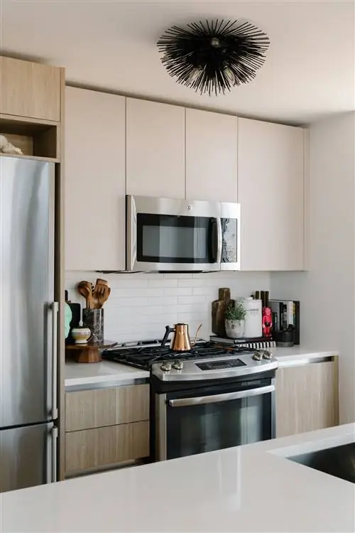 «Лампа на кухне вызывает у меня галлюцинации, - говорит он. Это модель Келли Уэстлер Y Lightning