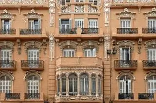 «Casa Melul - одно из самых значительных зданий в Мелилье. Он был построен в два этапа в связи с приспособлением к…