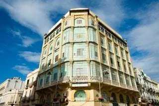 «Здание, широко известное в Мелилье как La Casa de los Cristales, было задумано, спроектировано и построено для…