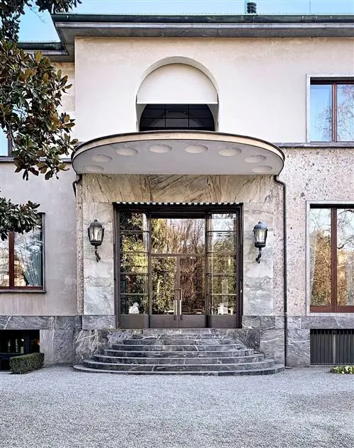 вход на виллу с изогнутой лестницей