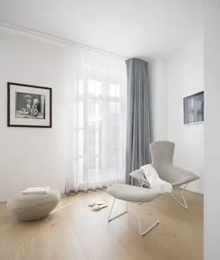 Белые деревянные полы, большие окна помогают соответствовать требованиям света и ясности