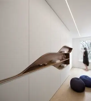 Рядом с внутренним двориком ряд пространств двойной высоты усиливает эффект поперечного сечения всего дома