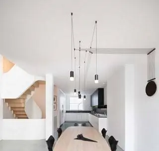 Скульптурная, но плавная обработка, вертикальные перфорации внутреннего дворика и открытая лестница предлагают…