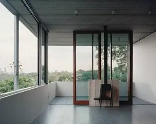 Оккупантам кажется, что они живут на высоте деревьев, сохраняя уединение от улицы и придавая тон…