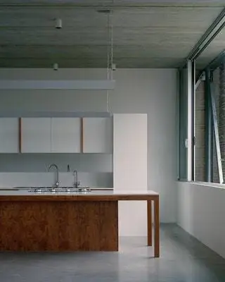 Эффект очень открытого пространства внутри, но также скрытого снаружи, обеспечивающего…