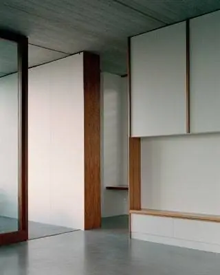 Общий эффект дома трезвый и нарушает обычный вид дома. Каменная кладка является одним из…