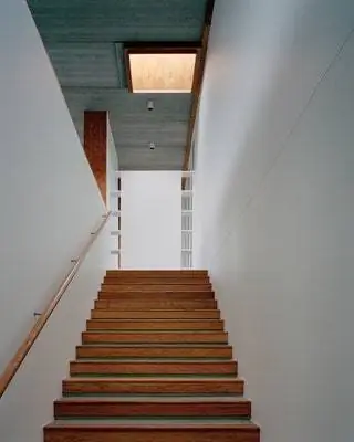 Он контрастирует с окружающим его пригородным районом, но напрямую связан с ландшафтом, в котором он построен. Я знаю…