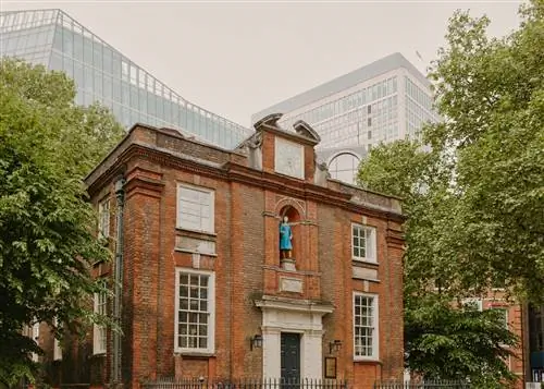 Лондон, старое здание из красного кирпича