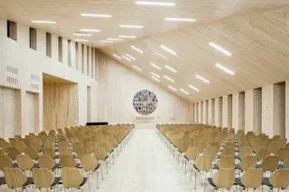 Максимальное проникновение естественного света стало возможным благодаря узким и удлиненным окнам прямоугольной формы
