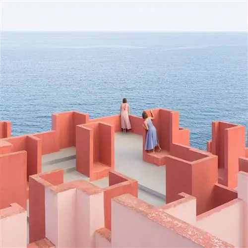Игра в прятки в La Muralla Roja an ARCHITECTURE by Bofill