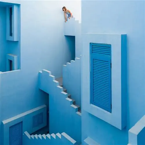 Игра в прятки в La Muralla Roja an ARCHITECTURE by Bofill
