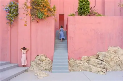 Игра в прятки в La Muralla Roja an ARCHITECTURE by Bofill