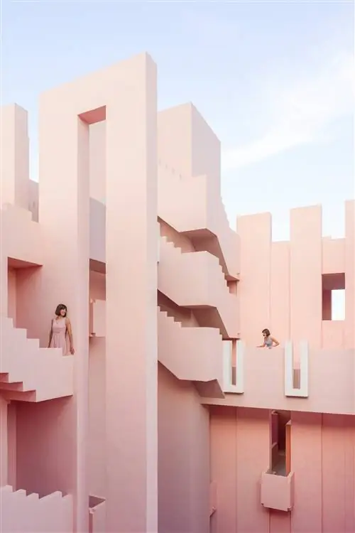 Игра в прятки в La Muralla Roja an ARCHITECTURE by Bofill