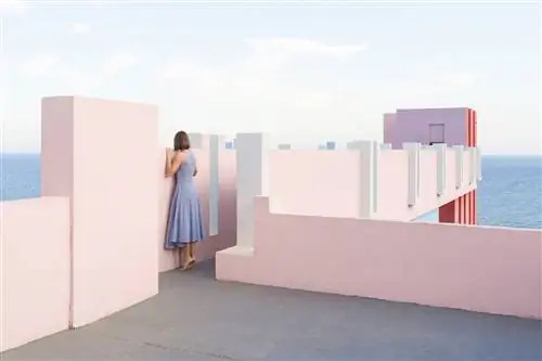 Игра в прятки в La Muralla Roja an ARCHITECTURE by Bofill